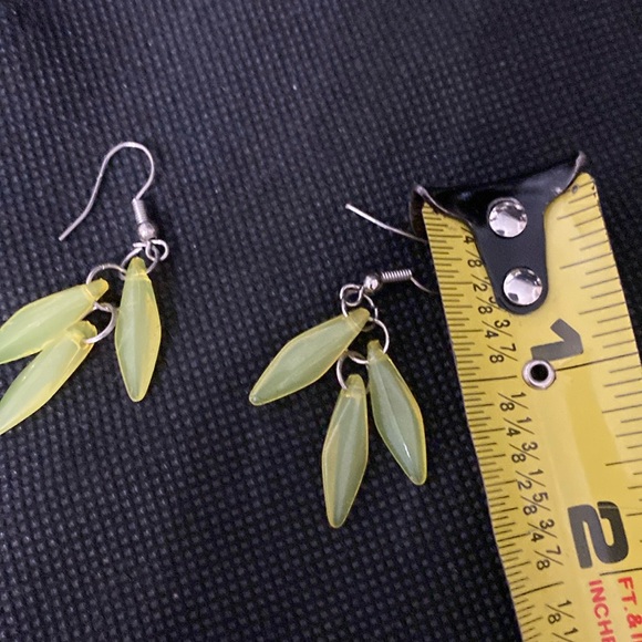 Vintage Acrylic yellow sunflower necklace with dangling matching earrings - Picture 7 of 7